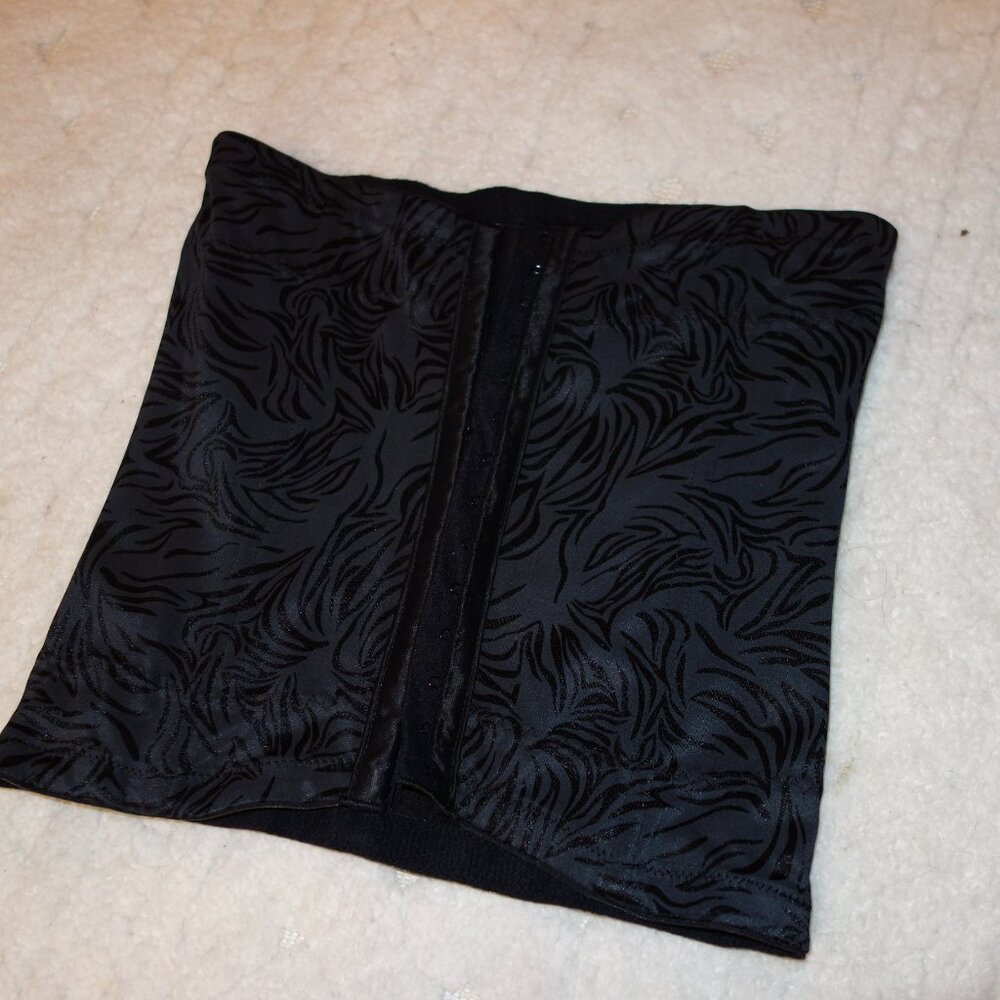 Maidenform Waist Corset Black Floral - size S - Never Worn